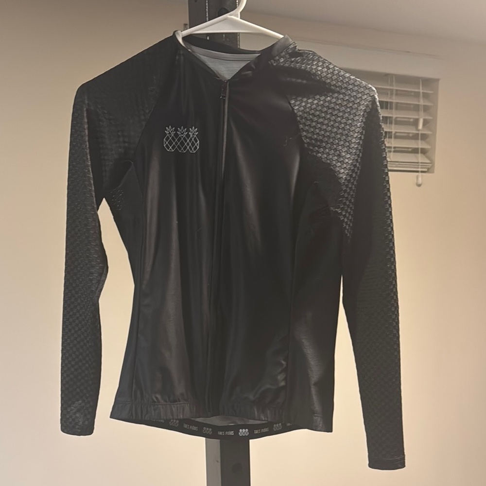 Stylish Black Women's Jersey by Tres Piñas